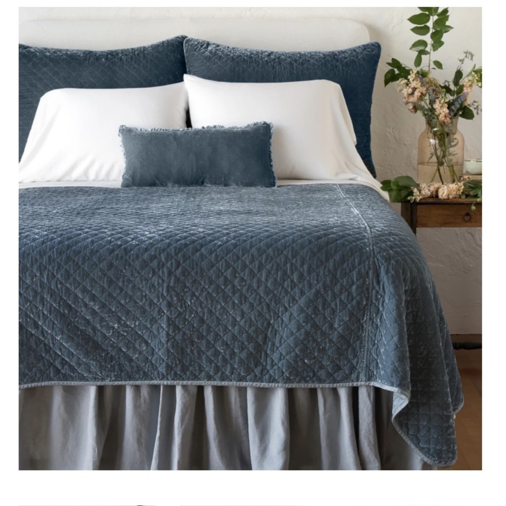 BELLA NOTTE | Silk Velvet Quilted Queen Coverlet